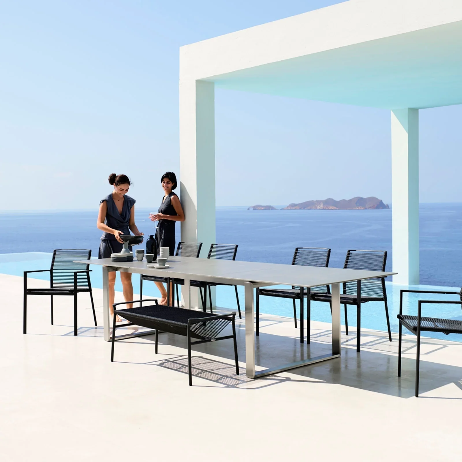 EDGE Extendable Outdoor Table - Stainless Steel & Ceramic - Image 4