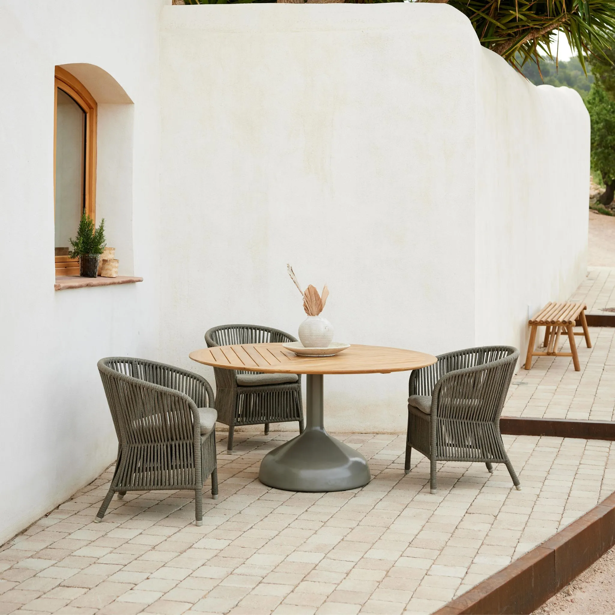 GLAZE Round Outdoor Dining Table - Image 3