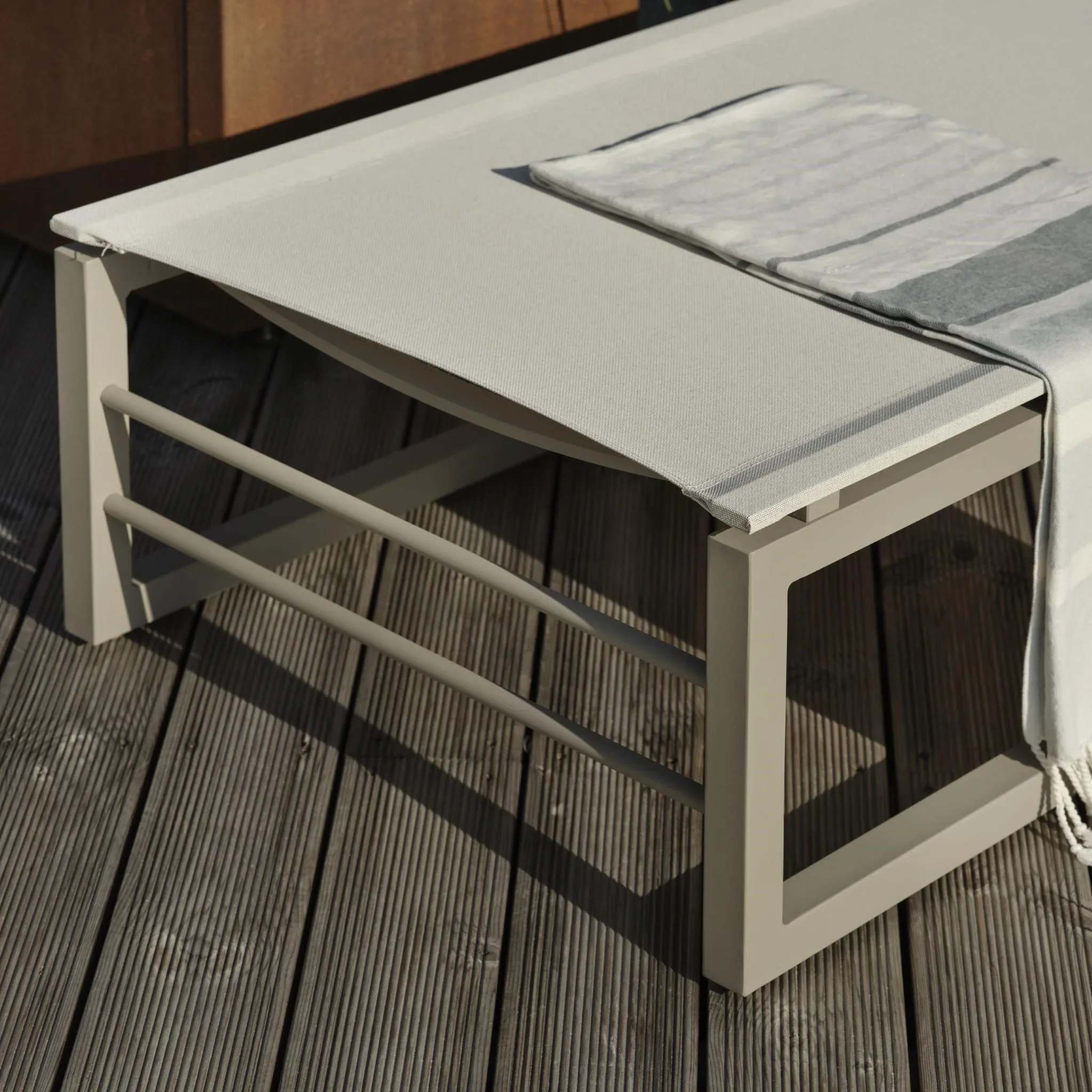 VEVI Sun Lounger - Image 4